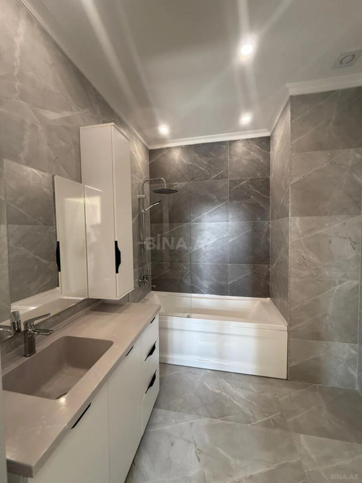 Kirayə verilir 3 otaqlı mənzil 127 m²