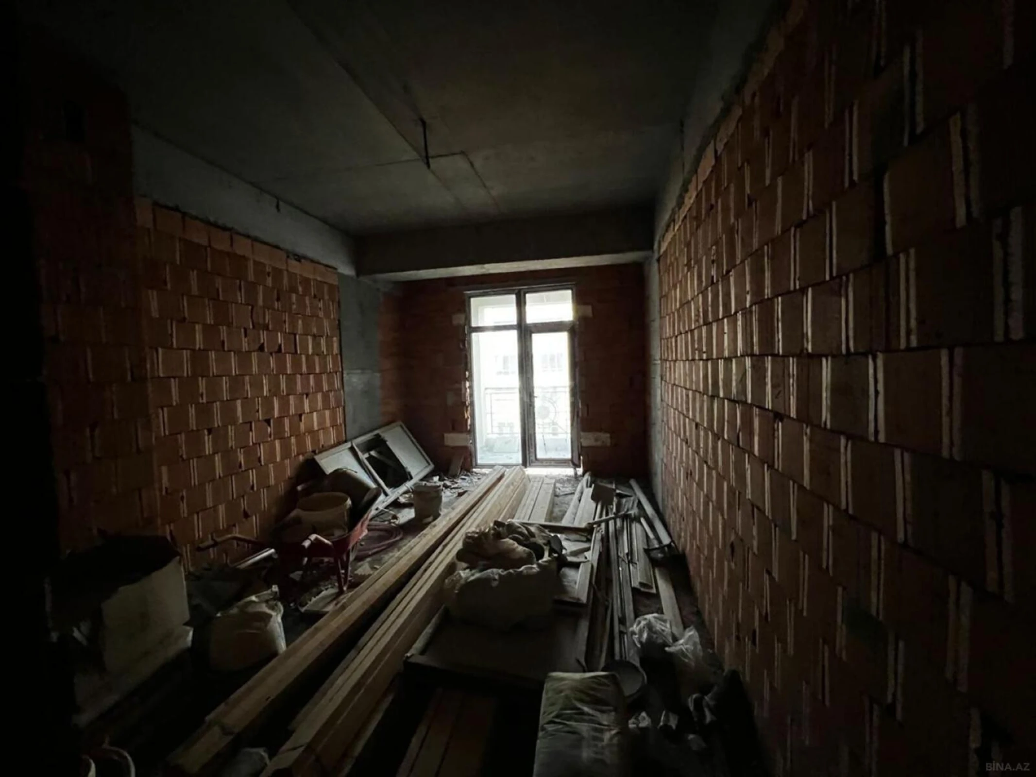 Satılır 5 otaqlı mənzil 240 m²