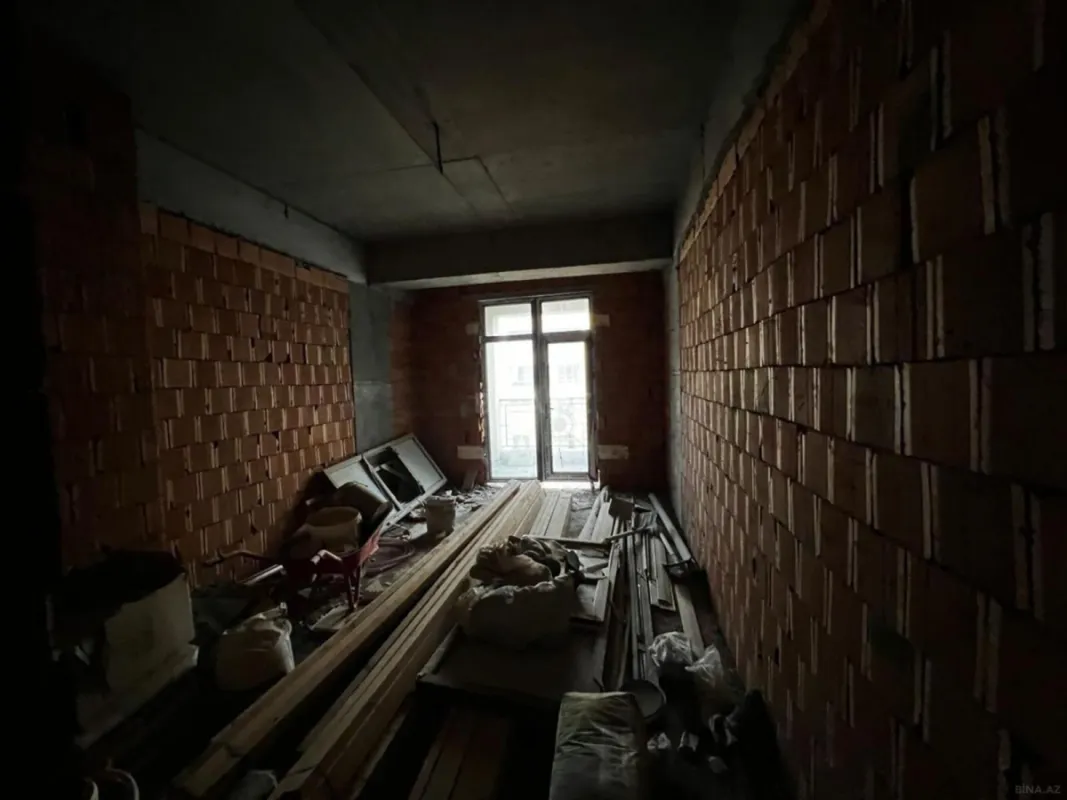 Satılır 5 otaqlı mənzil 240 m²