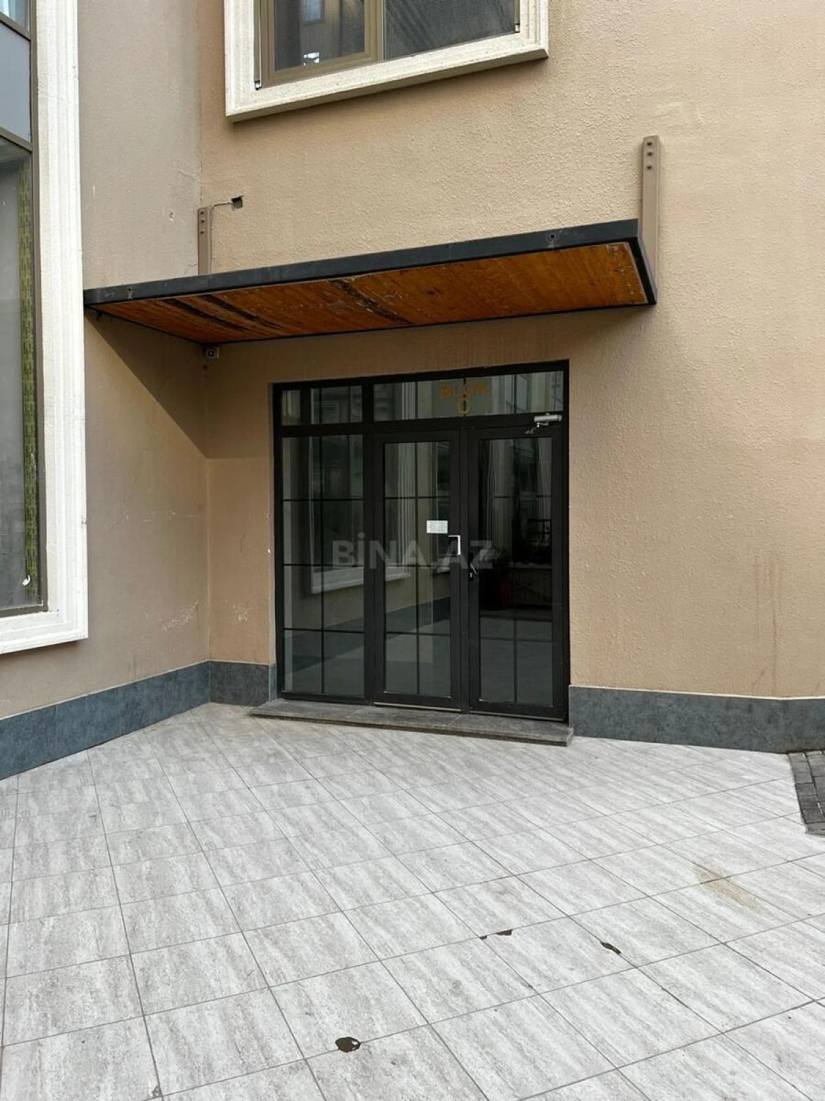 Satılır 5 otaqlı mənzil 240 m²