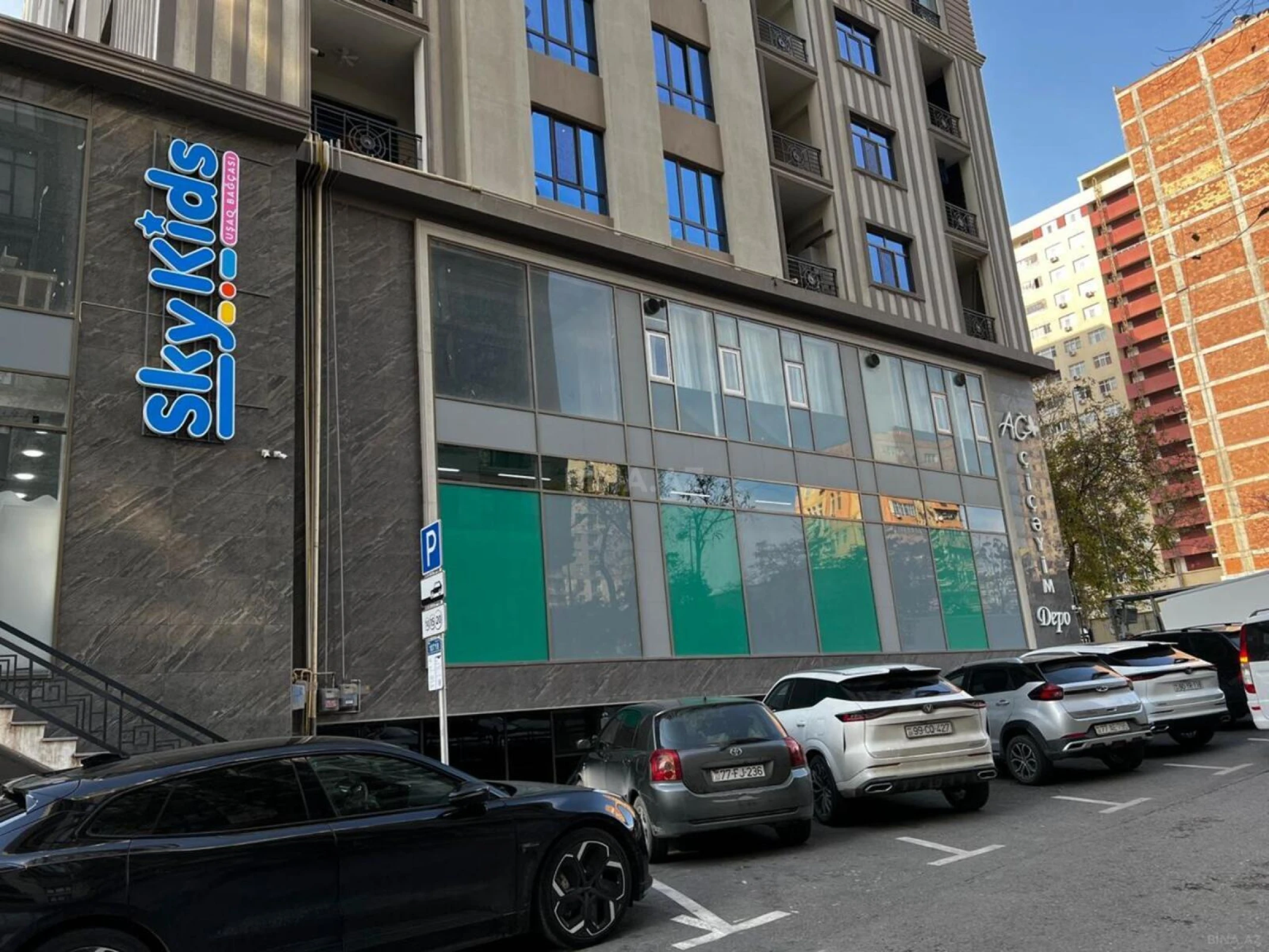 Satılır 5 otaqlı mənzil 240 m²