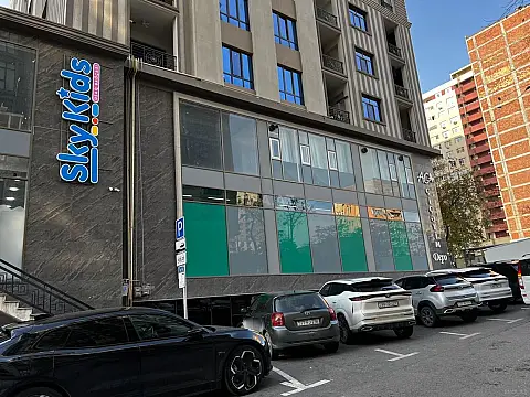 Satılır 5 otaqlı mənzil 240 m²