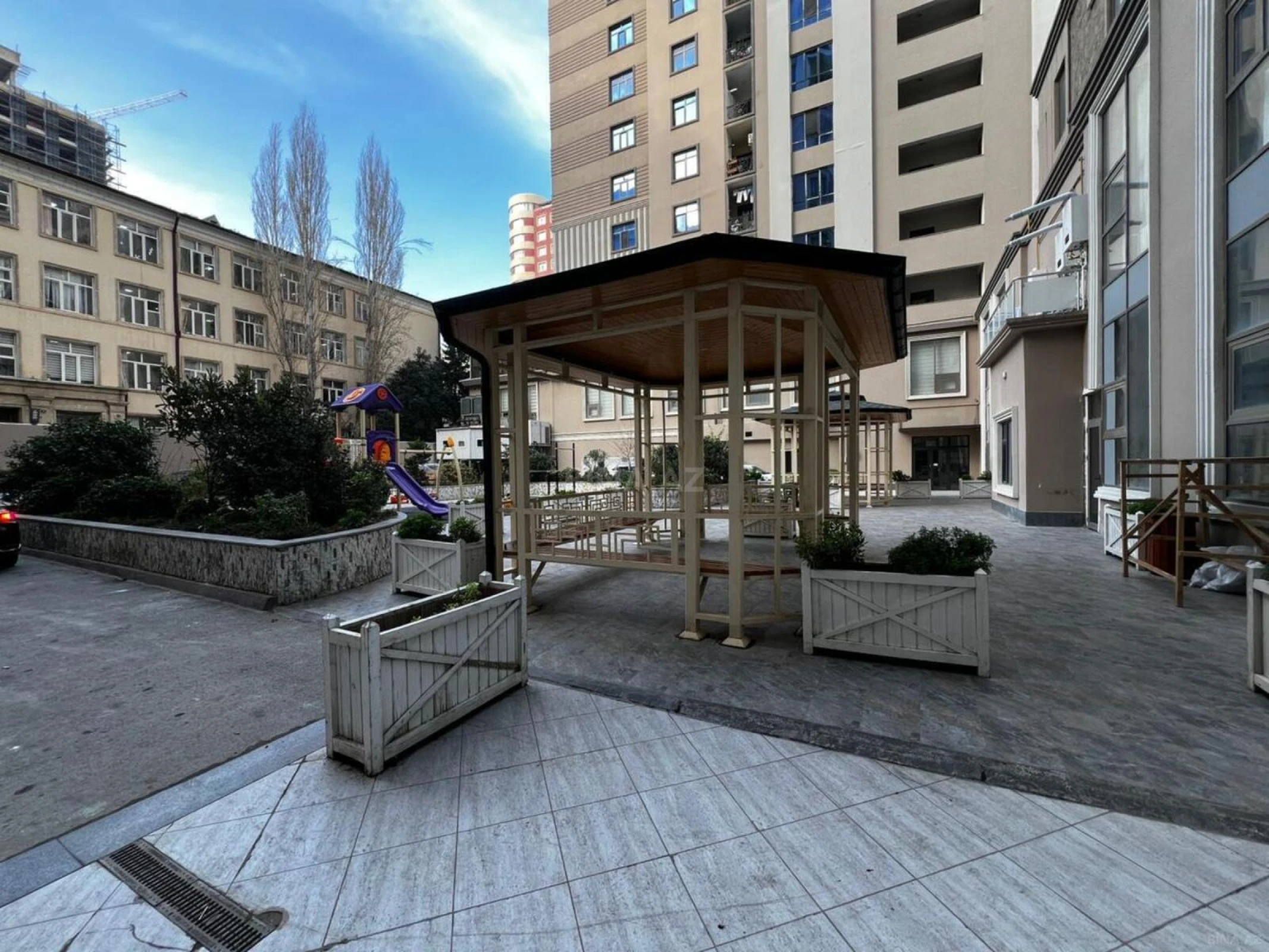 Satılır 5 otaqlı mənzil 240 m²