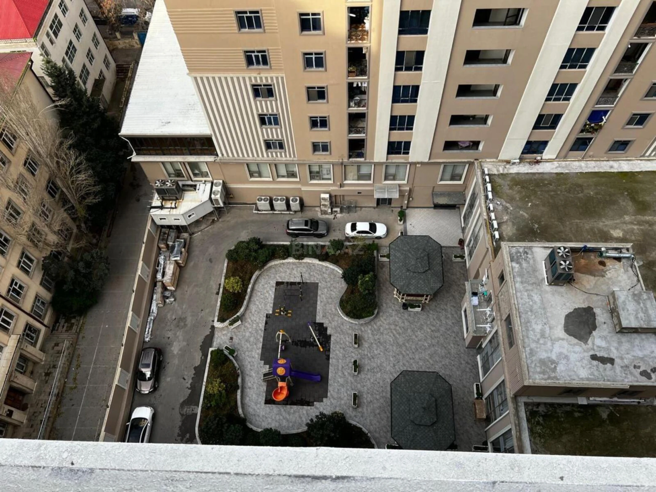 Satılır 5 otaqlı mənzil 240 m²