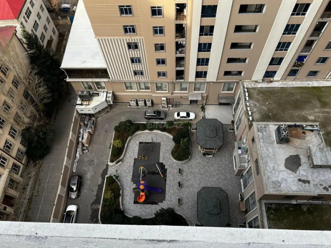 Satılır 5 otaqlı mənzil 240 m²