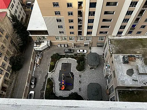 Satılır 5 otaqlı mənzil 240 m²