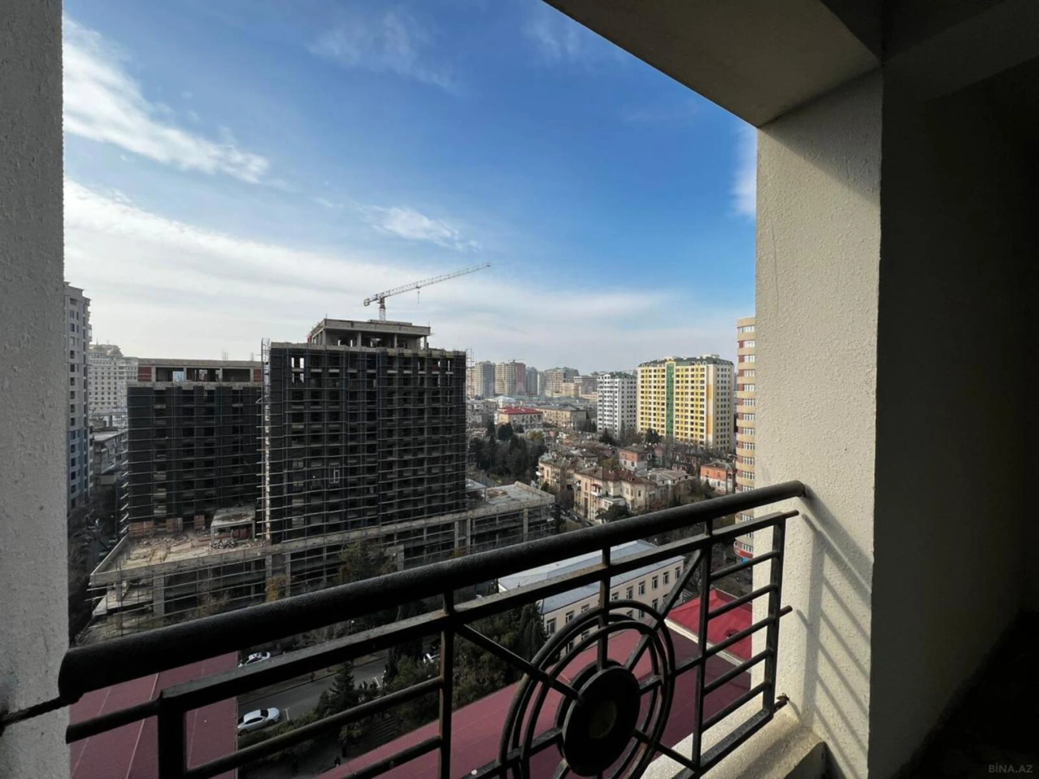 Satılır 5 otaqlı mənzil 240 m²