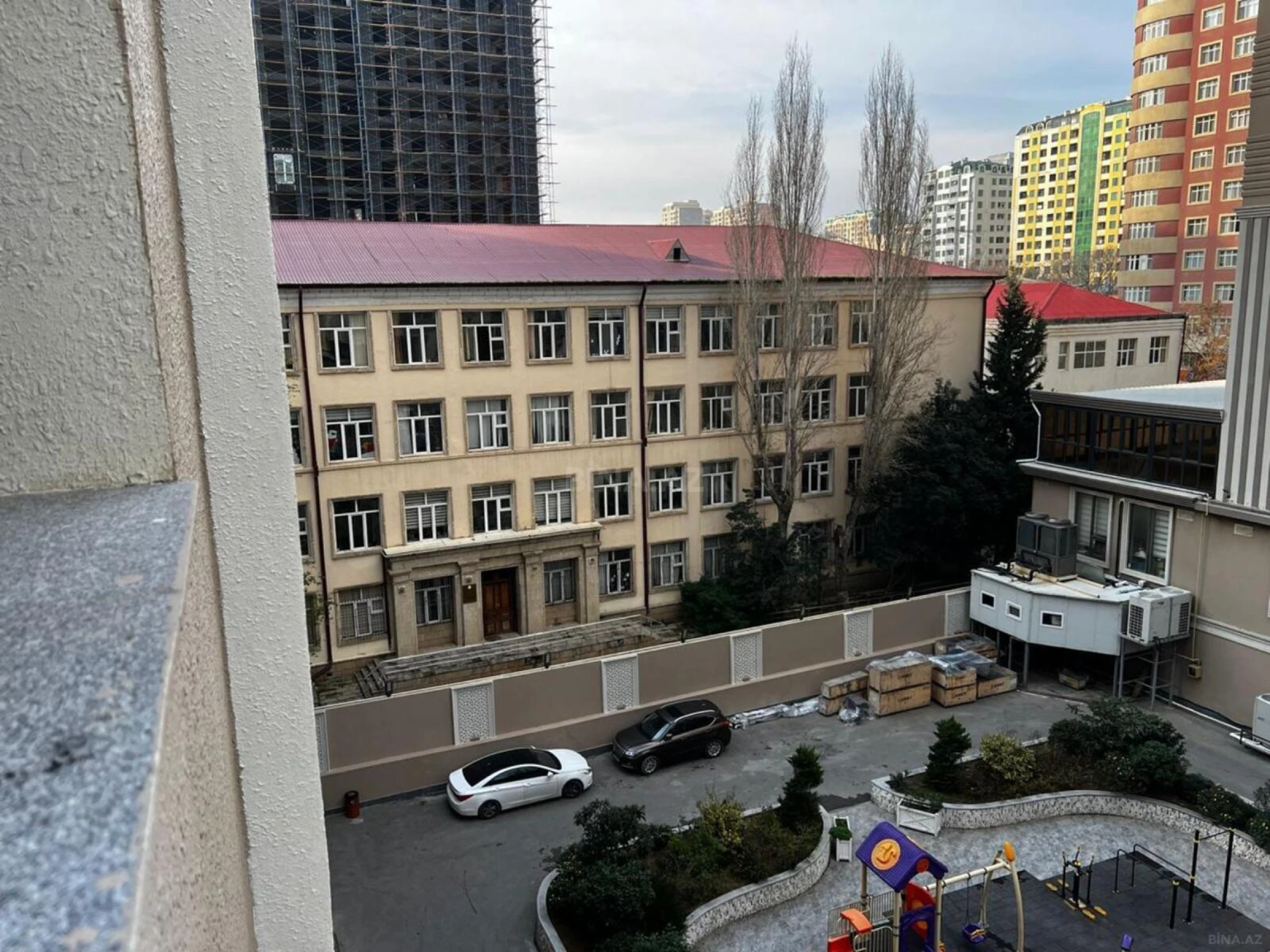 Satılır 5 otaqlı mənzil 240 m²