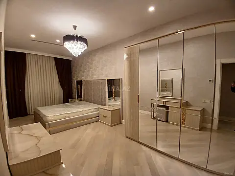 Satılır 3 otaqlı mənzil 168 m²