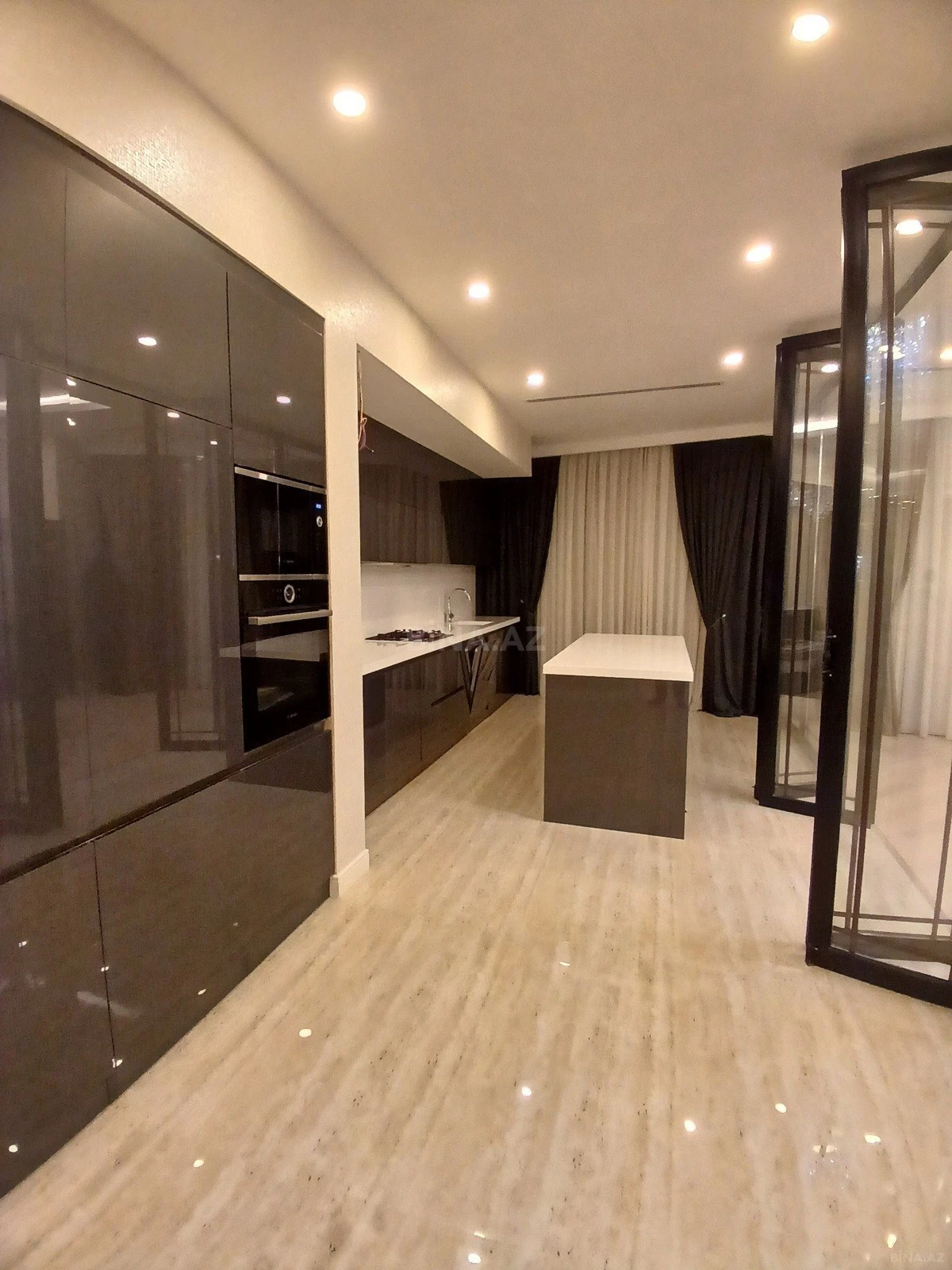 Satılır 3 otaqlı mənzil 168 m²
