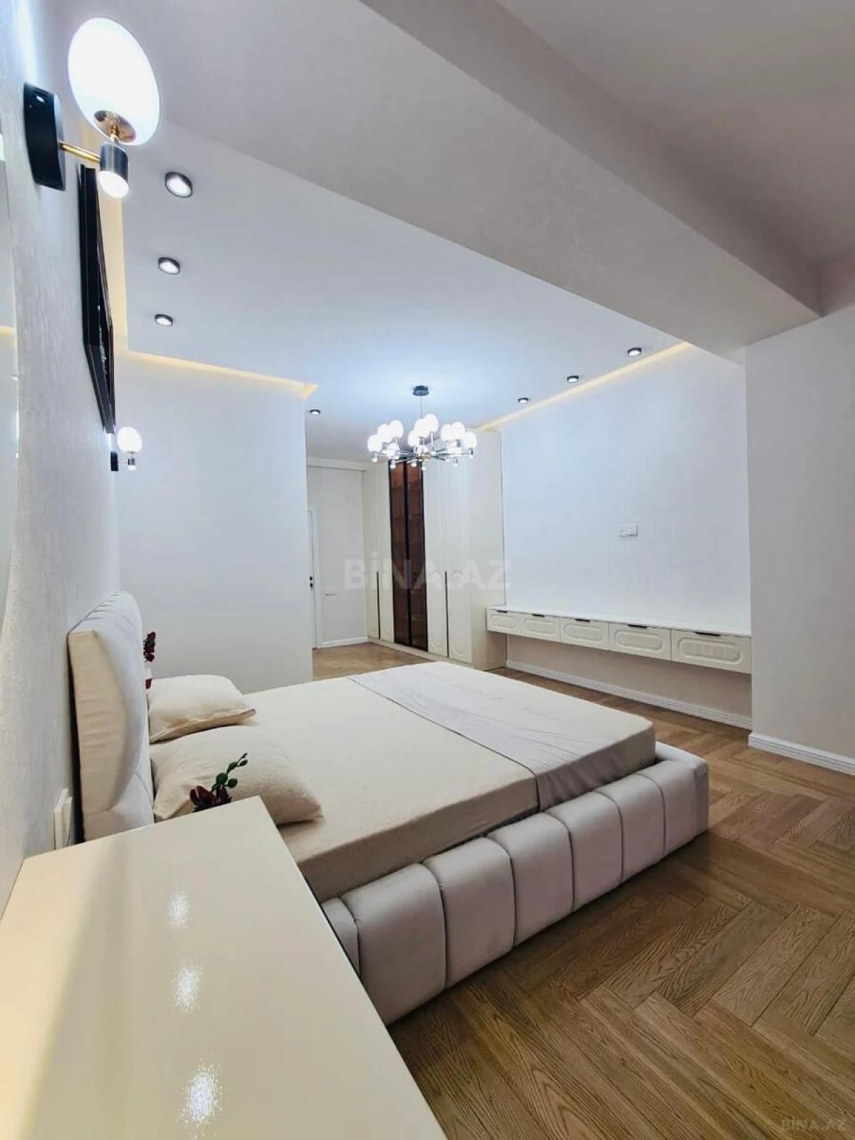 Satılır 3 otaqlı mənzil 135 m²