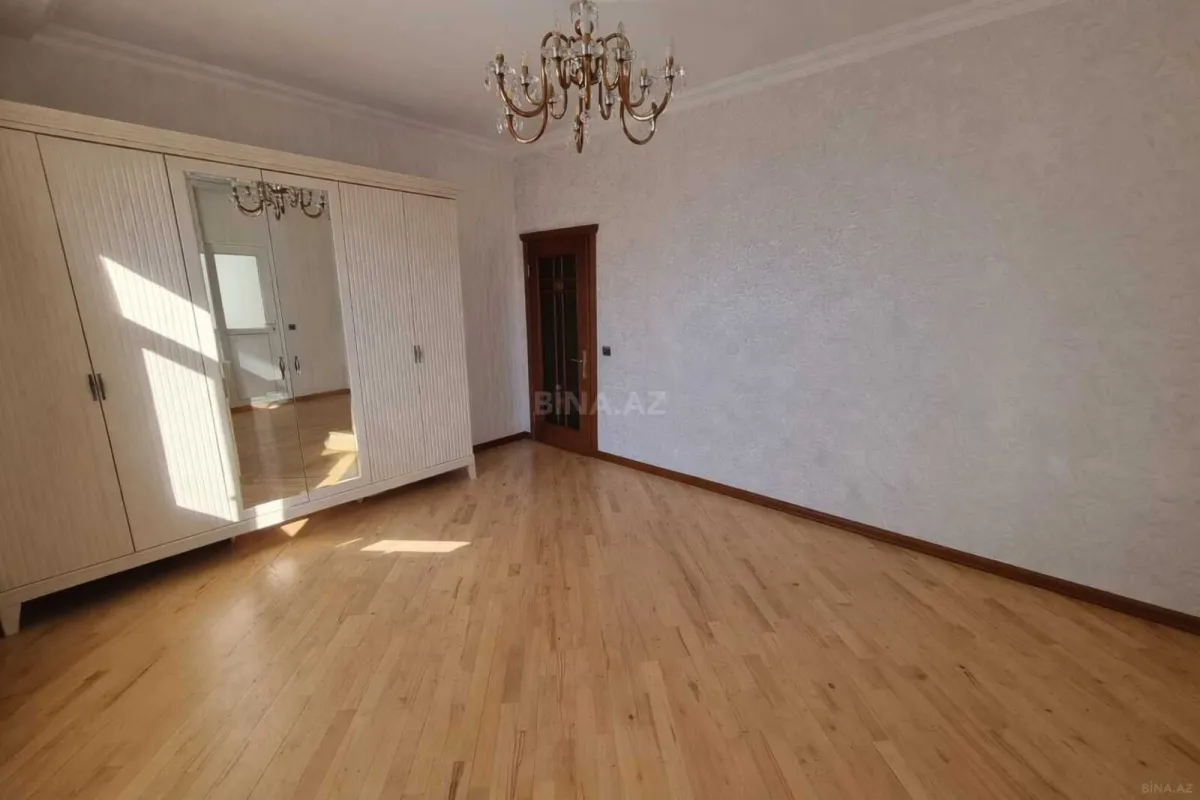 Satılır 3 otaqlı mənzil 132 m²