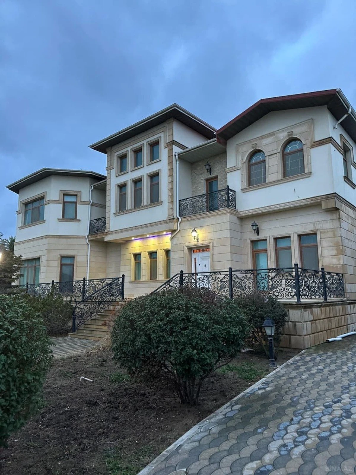 Satılır 6 otaqlı həyət evi 750 m²