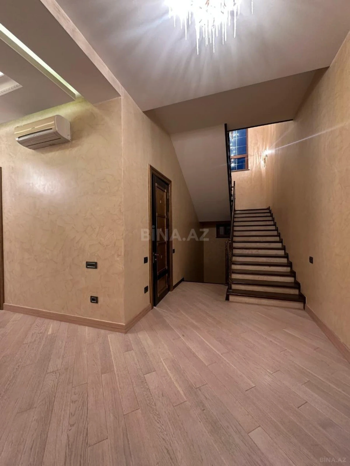 Satılır 6 otaqlı həyət evi 750 m²