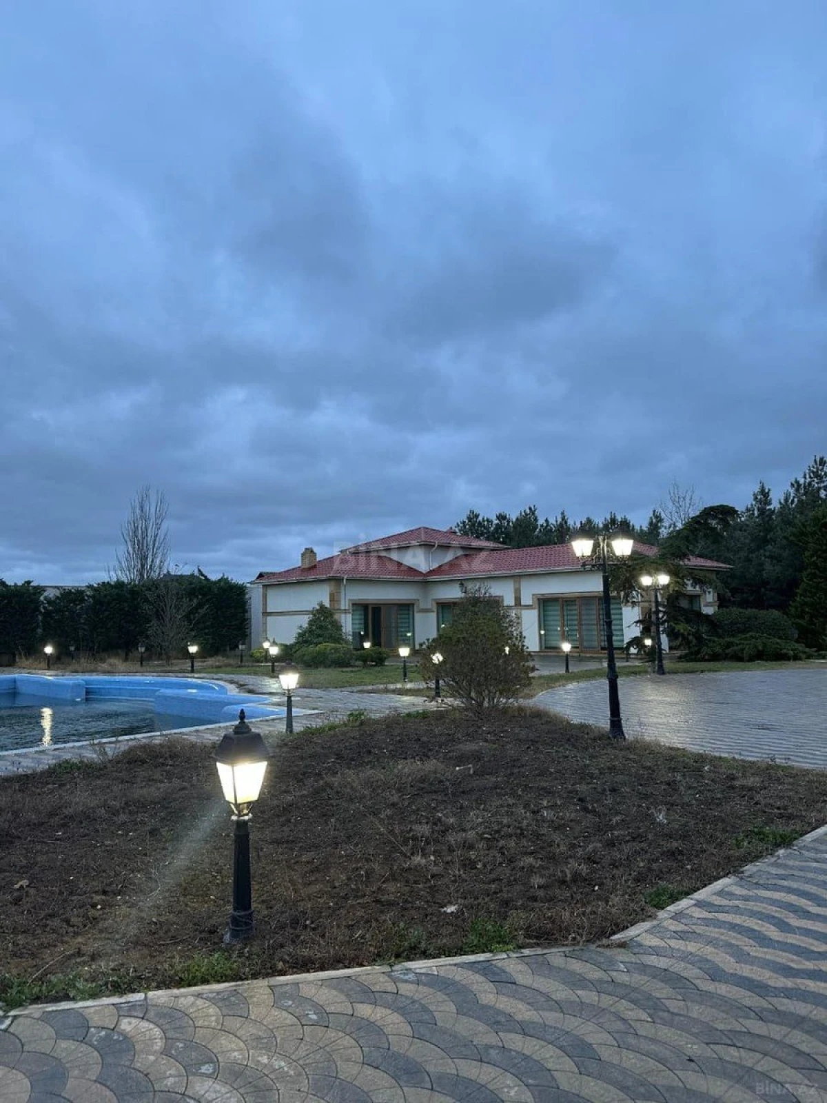 Satılır 6 otaqlı həyət evi 750 m²