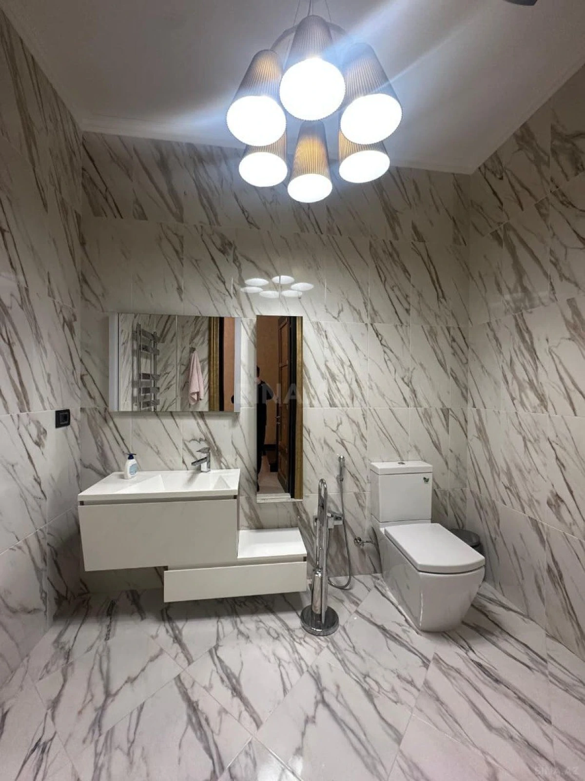 Satılır 6 otaqlı həyət evi 750 m²