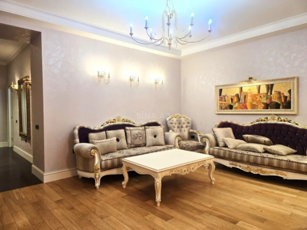 Satılır 4 otaqlı mənzil 200 m²