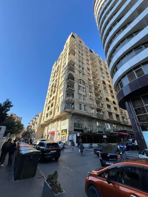 Satılır 4 otaqlı mənzil 200 m²