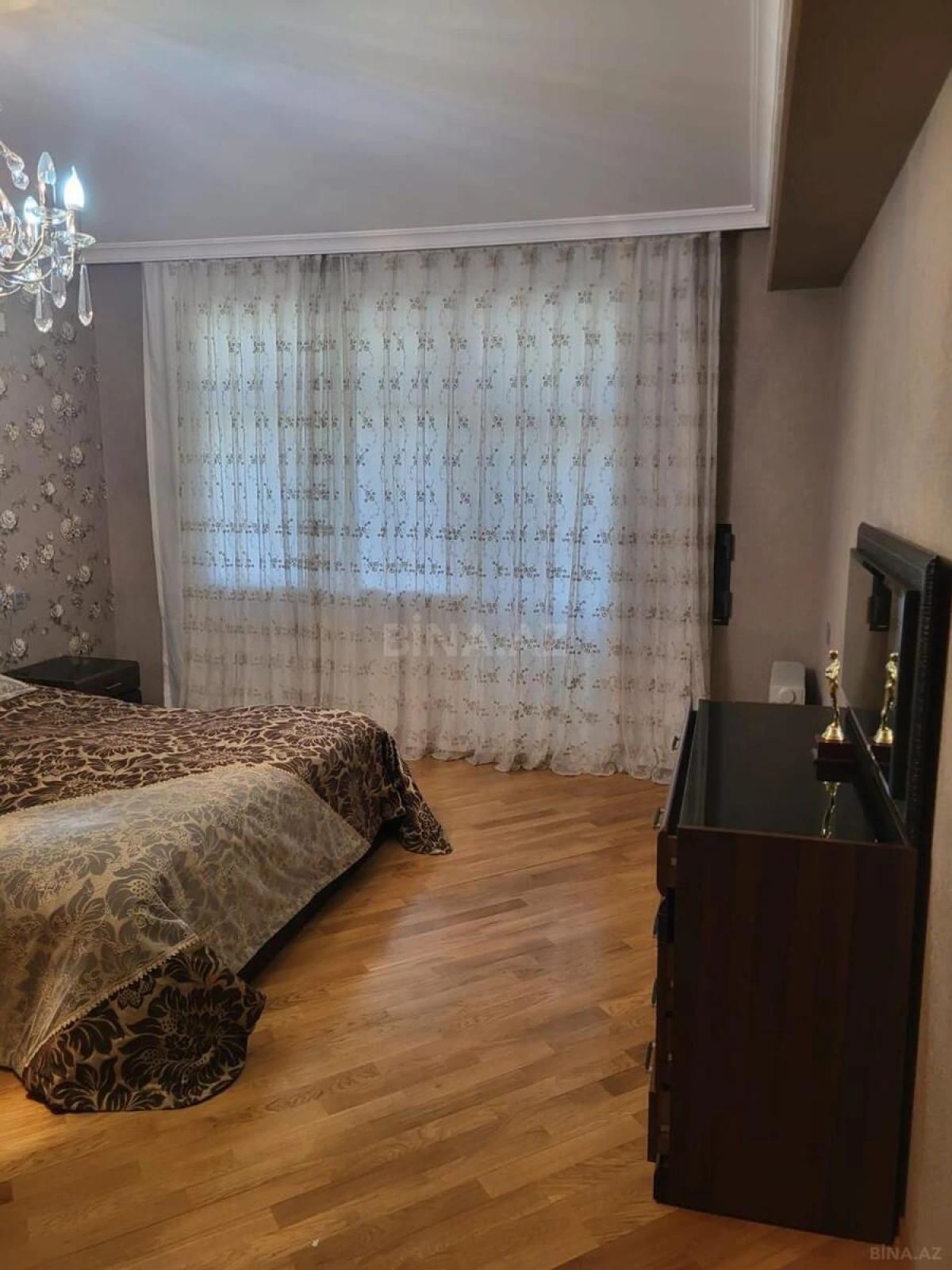 Satılır 3 otaqlı mənzil 130 m²
