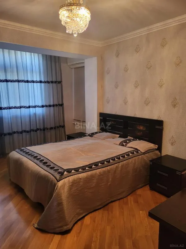 Satılır 3 otaqlı mənzil 130 m²