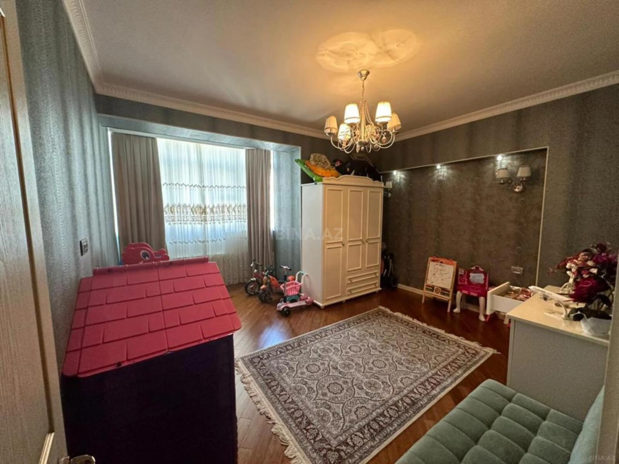 Satılır 3 otaqlı mənzil 130 m²
