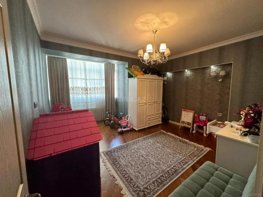 Satılır 3 otaqlı mənzil 130 m²