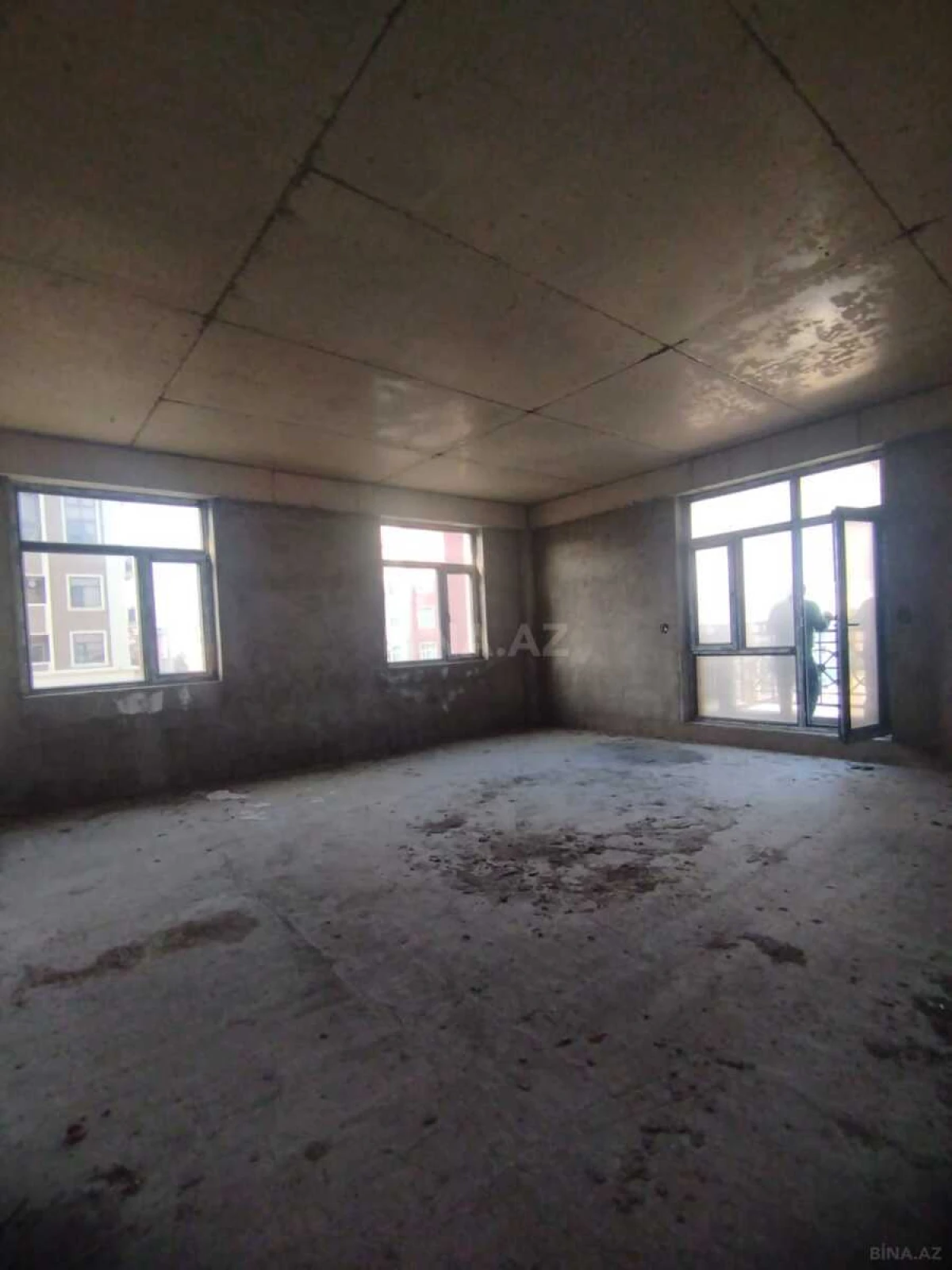 Satılır 3 otaqlı mənzil 131 m²