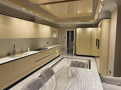 Kirayə verilir 5 otaqlı mənzil 400 m²