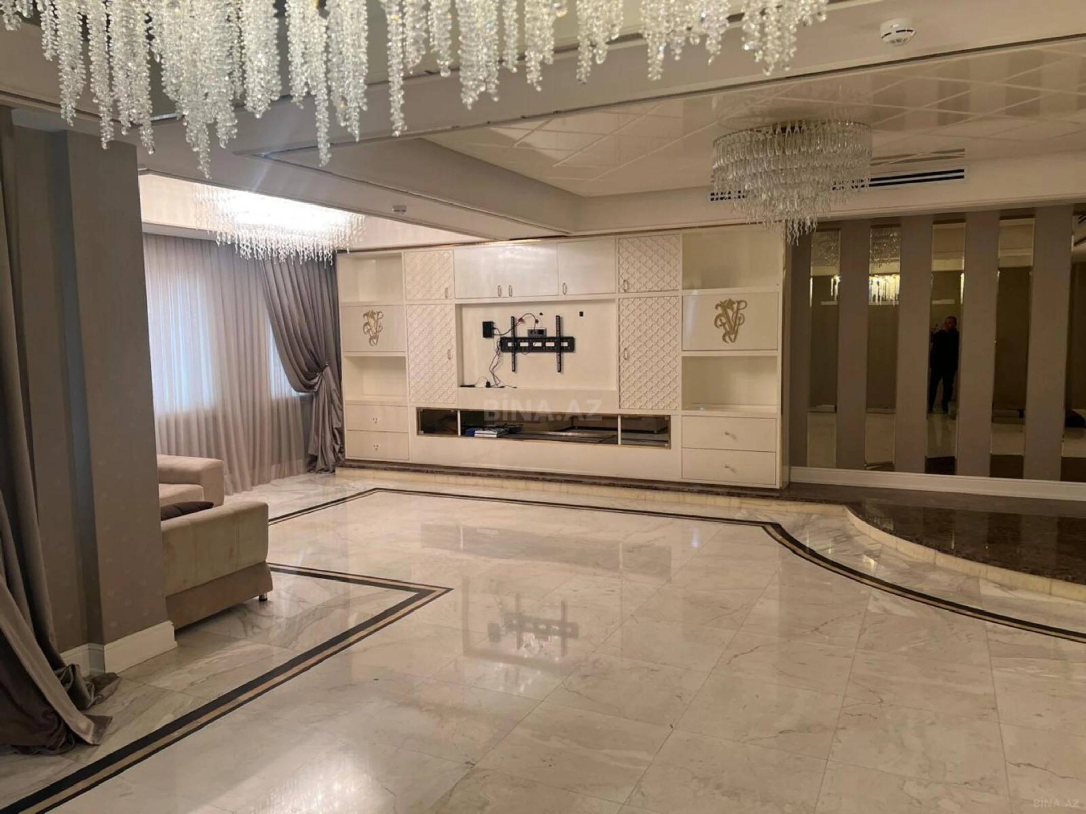 Kirayə verilir 5 otaqlı mənzil 400 m²