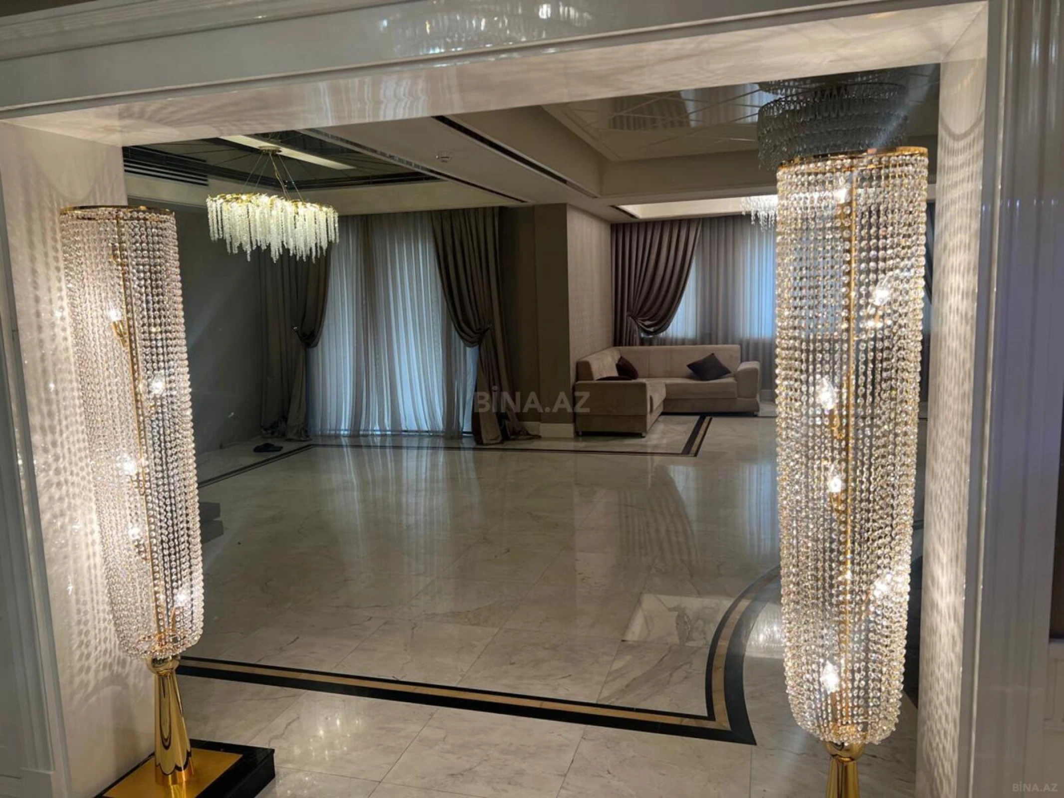 Kirayə verilir 5 otaqlı mənzil 400 m²