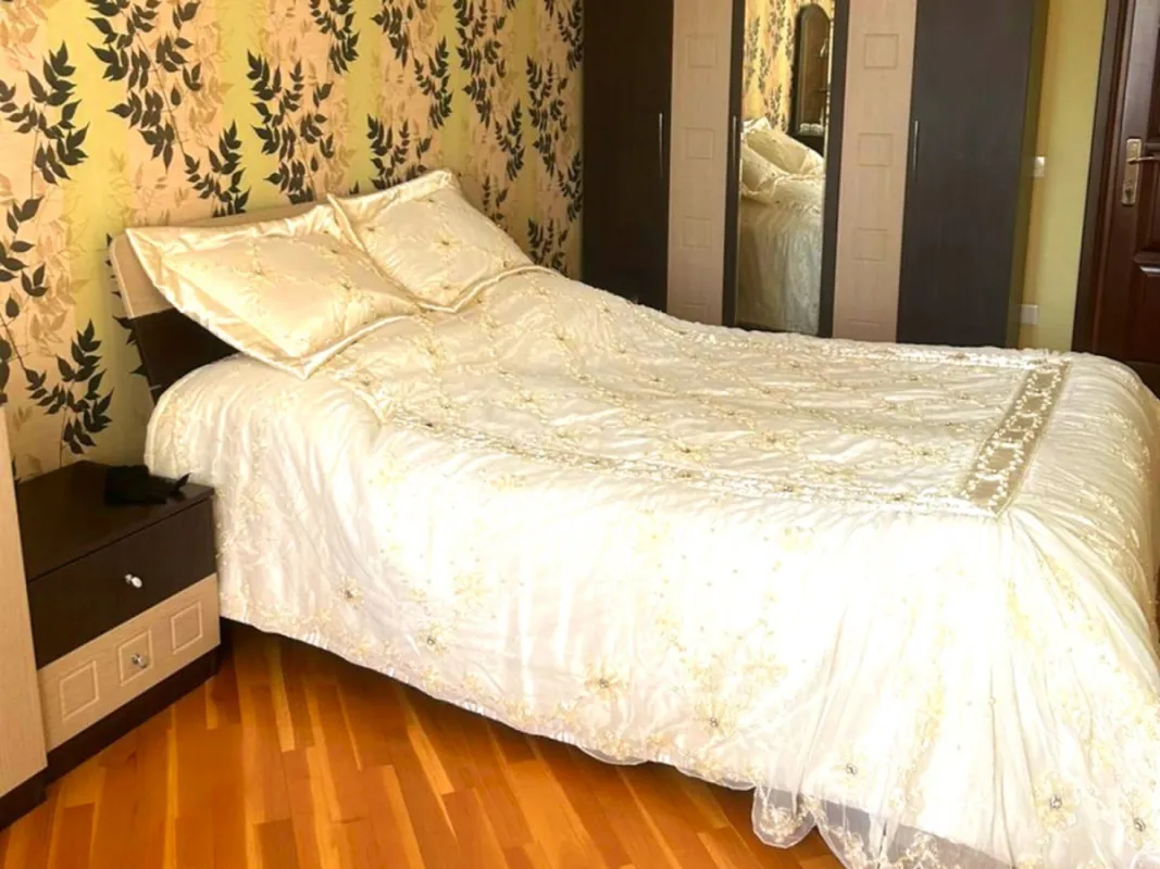 Satılır 4 otaqlı mənzil 134 m²