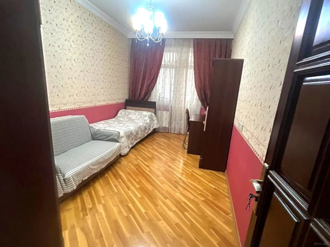 Satılır 4 otaqlı mənzil 134 m²