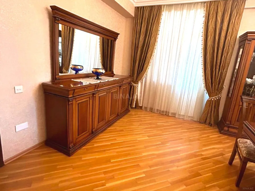 Satılır 4 otaqlı mənzil 134 m²