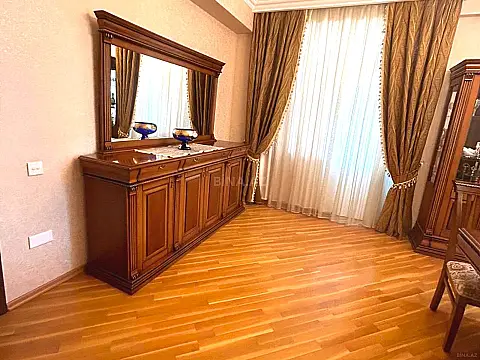 Satılır 4 otaqlı mənzil 134 m²