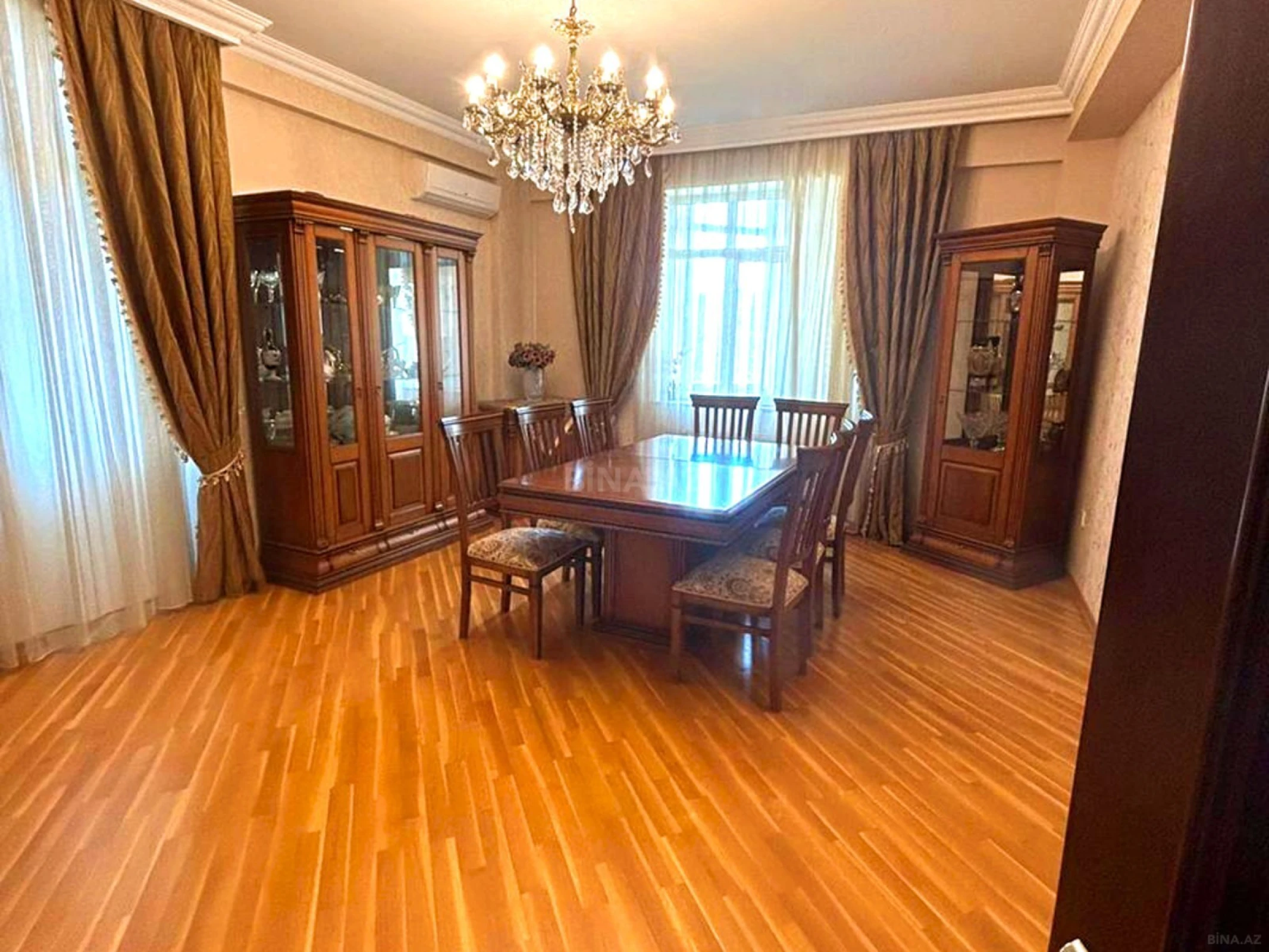 Satılır 4 otaqlı mənzil 134 m²