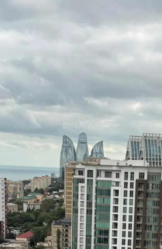 Satılır 4 otaqlı mənzil 200 m²
