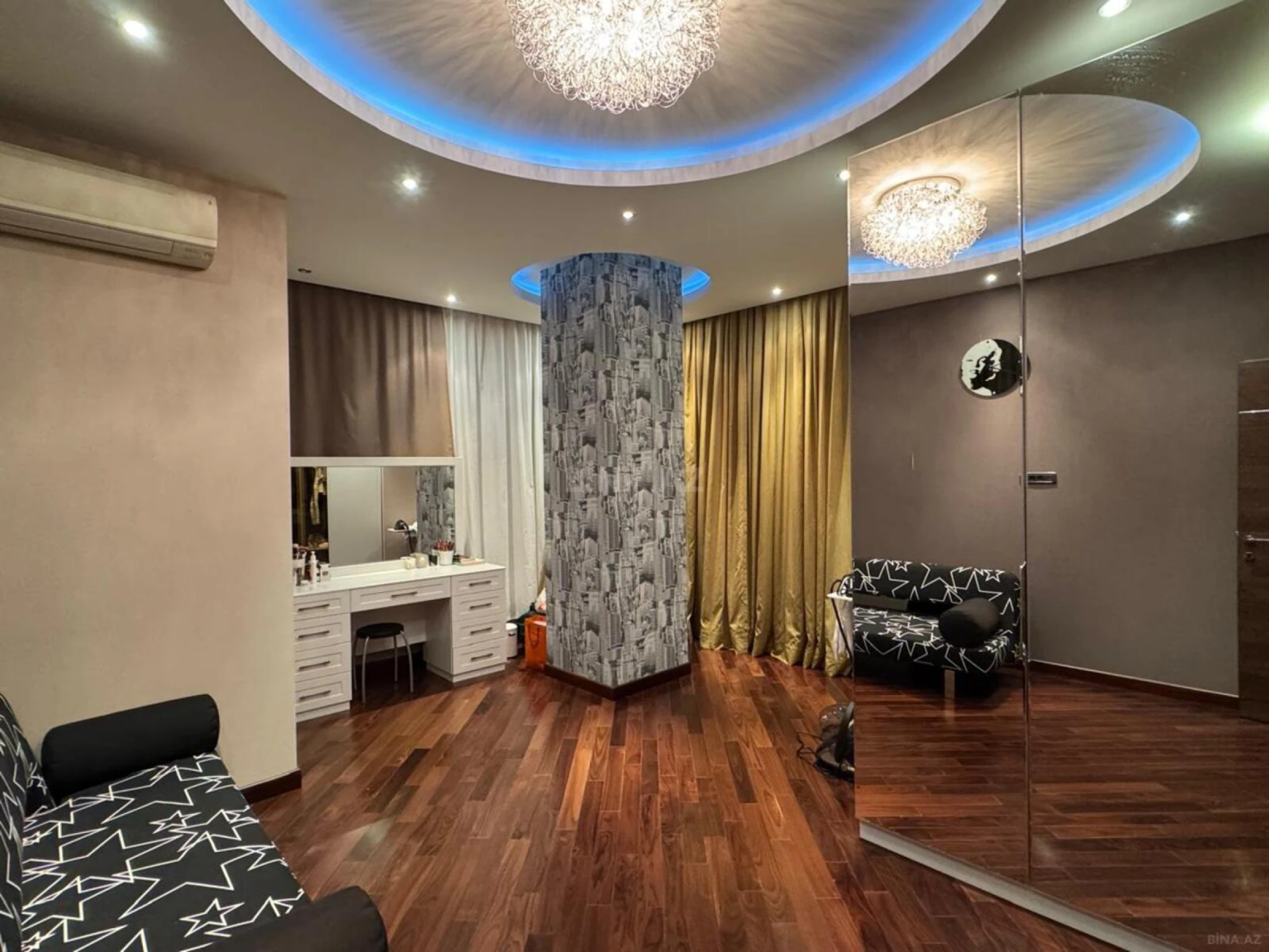 Satılır 4 otaqlı mənzil 200 m²