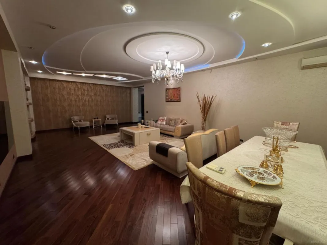 Satılır 4 otaqlı mənzil 200 m²