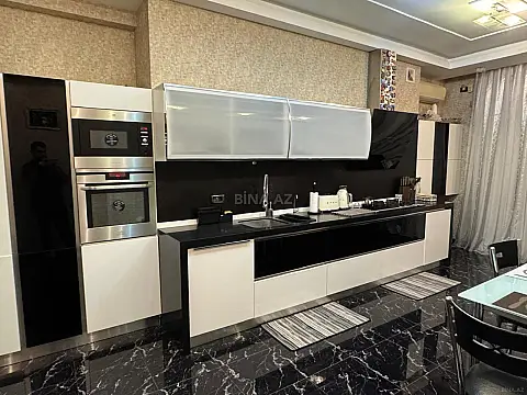 Satılır 4 otaqlı mənzil 200 m²