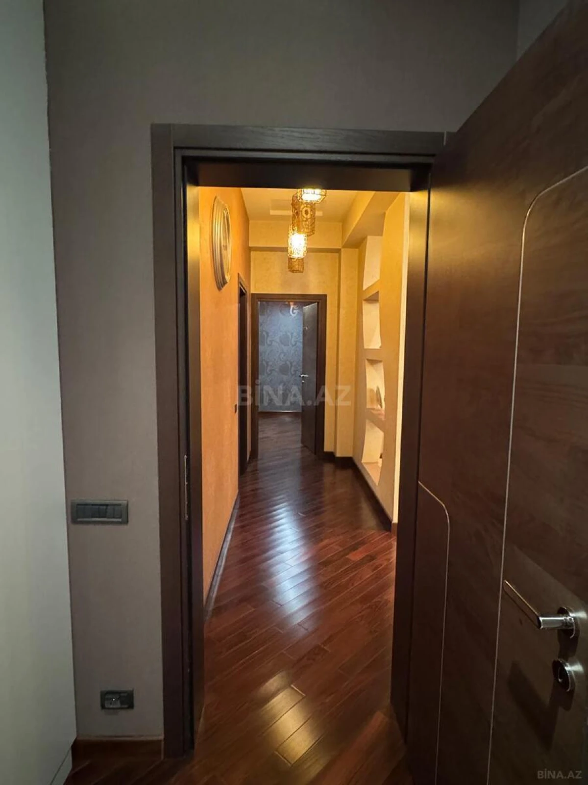 Satılır 4 otaqlı mənzil 200 m²