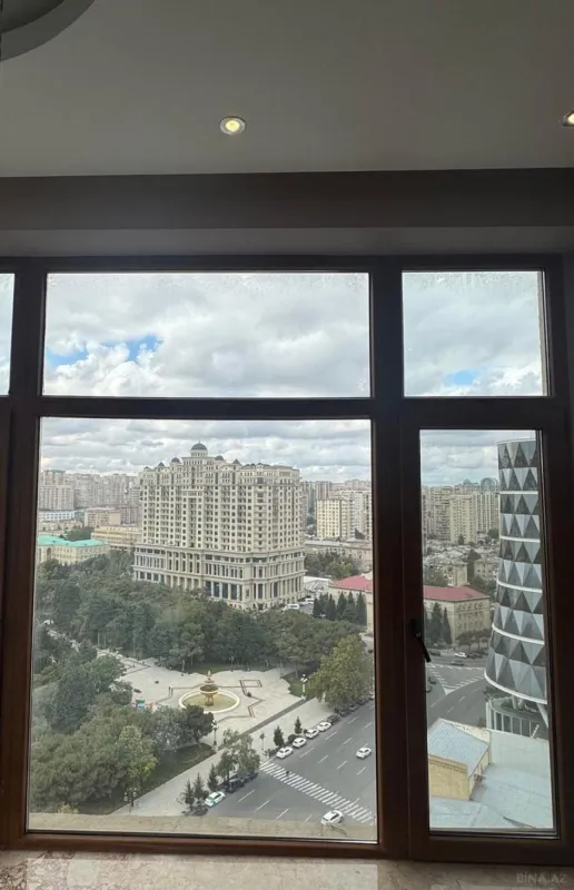 Satılır 4 otaqlı mənzil 200 m²