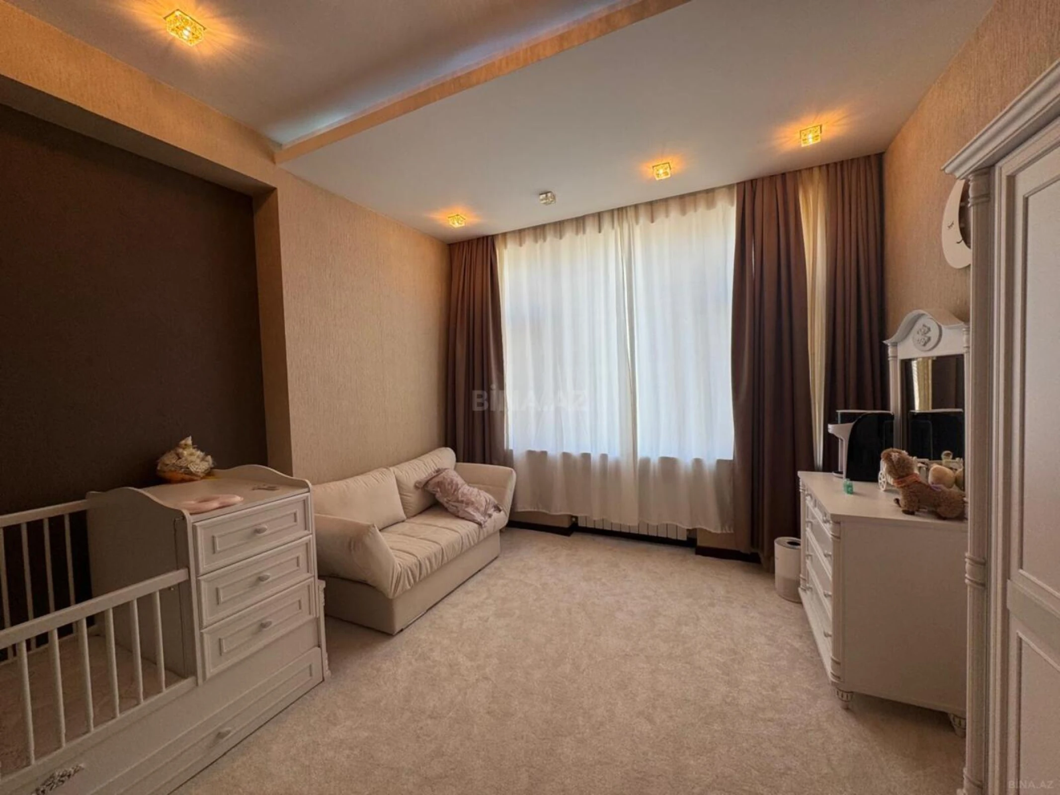 Satılır 4 otaqlı mənzil 200 m²