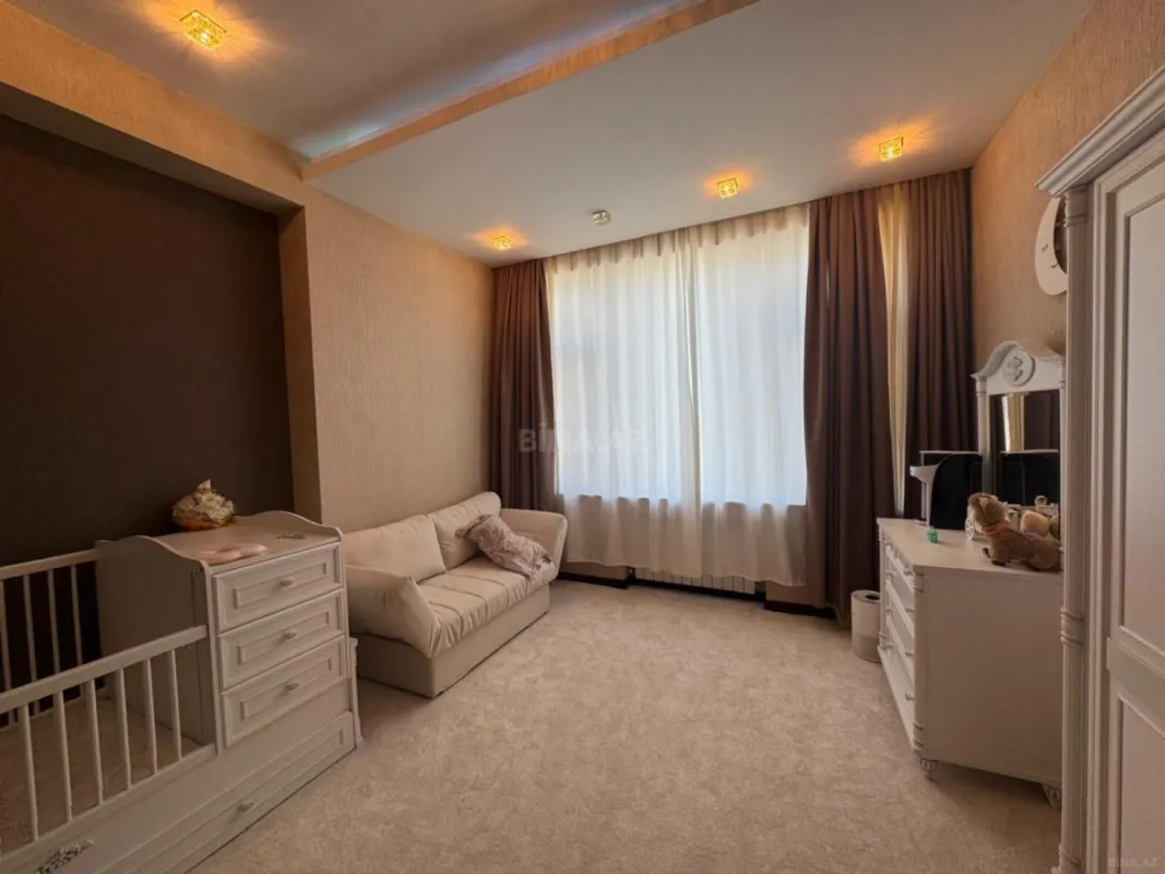 Satılır 4 otaqlı mənzil 200 m²