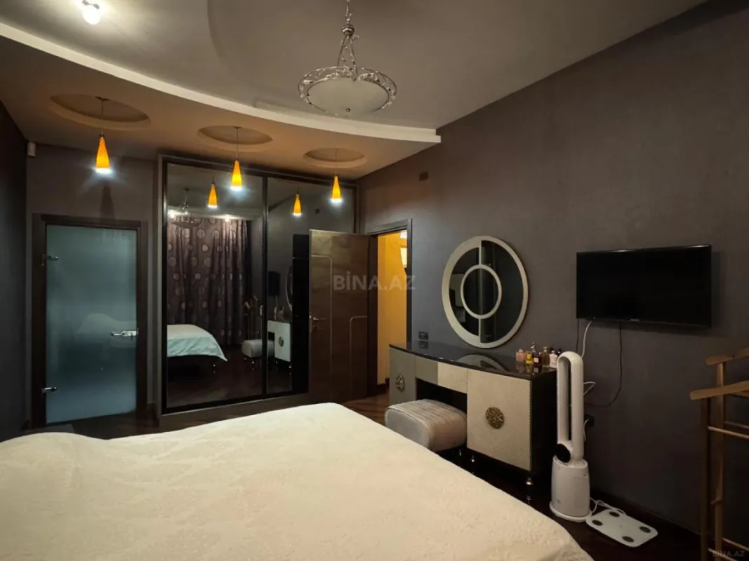 Satılır 4 otaqlı mənzil 200 m²