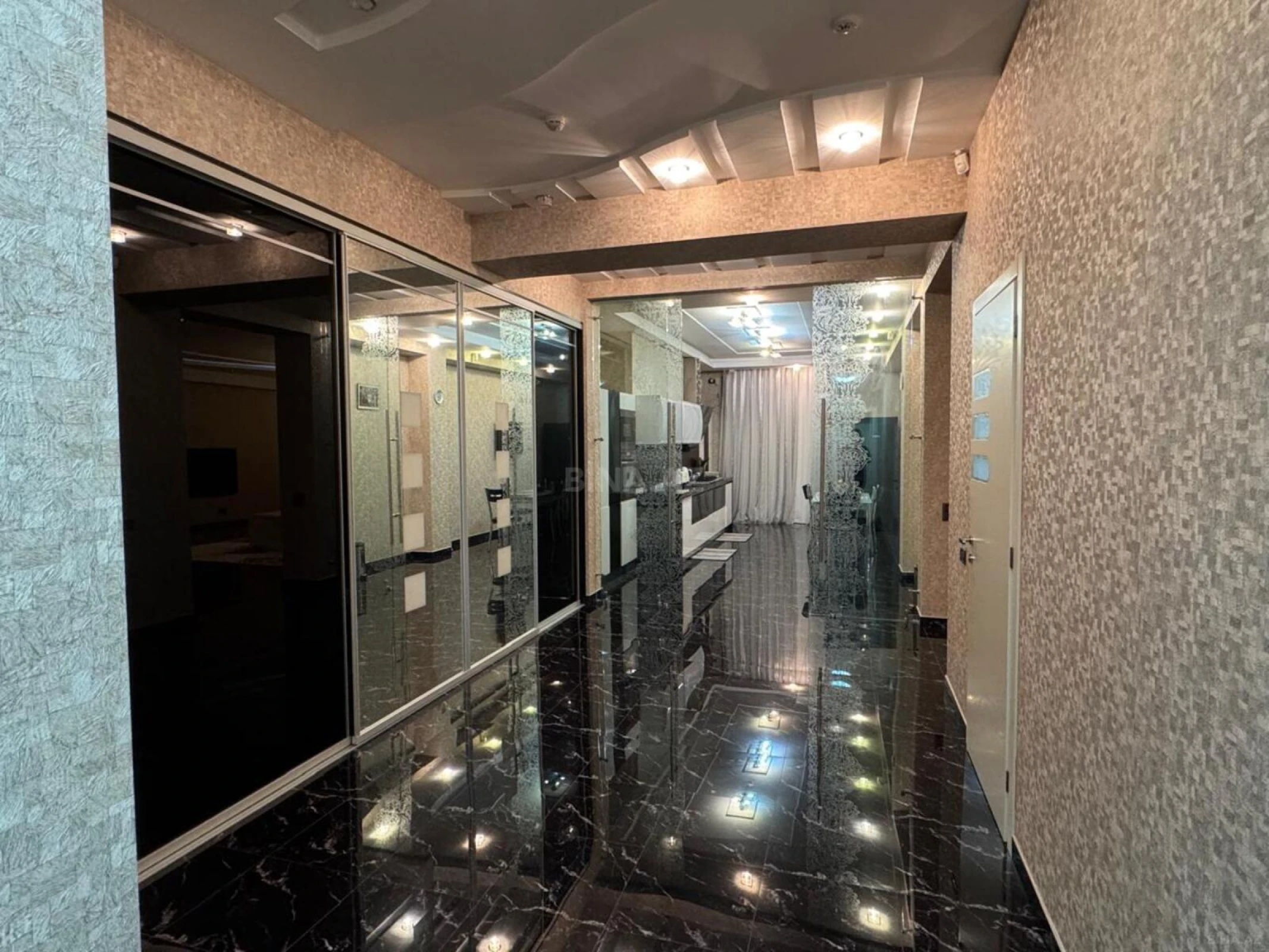 Satılır 4 otaqlı mənzil 200 m²