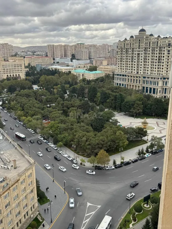 Satılır 4 otaqlı mənzil 200 m²