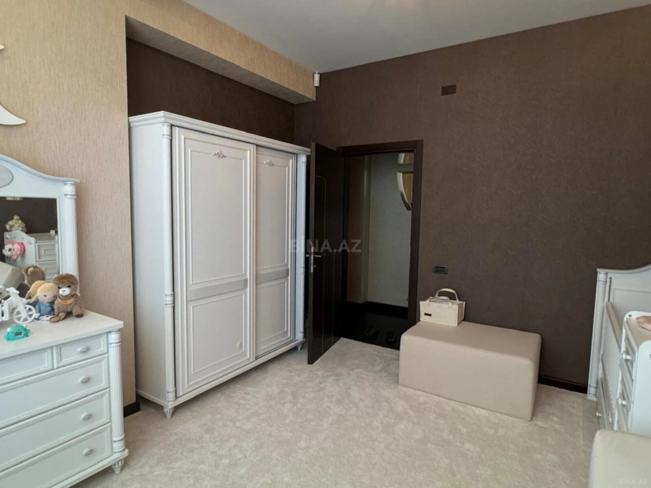 Satılır 4 otaqlı mənzil 200 m²