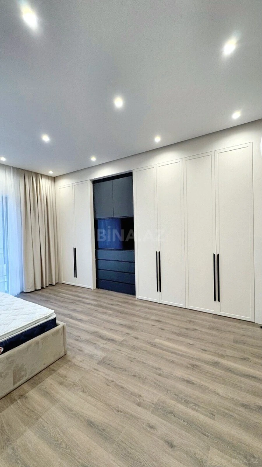 Kirayə verilir 3 otaqlı mənzil 131 m²