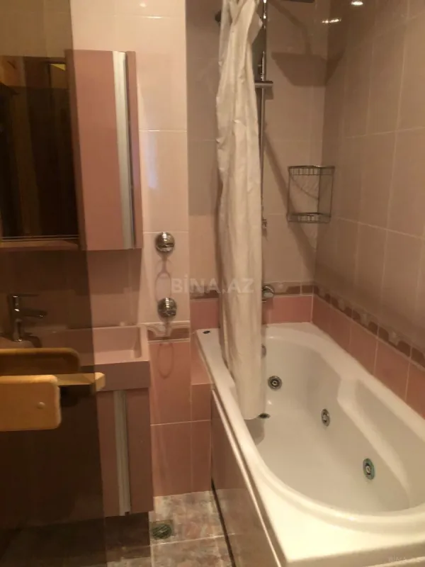 Kirayə verilir 7 otaqlı mənzil 300 m²