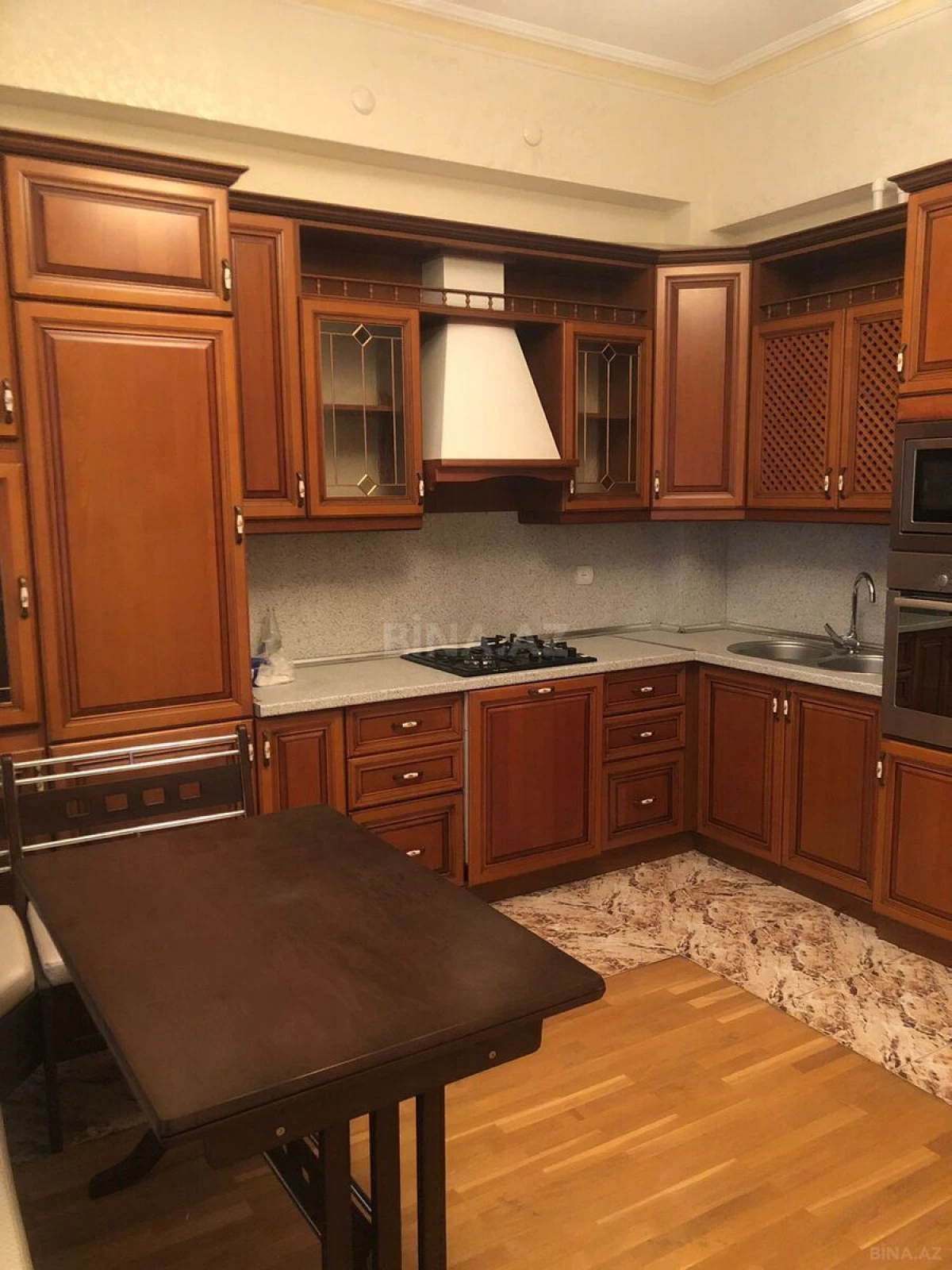 Kirayə verilir 7 otaqlı mənzil 300 m²